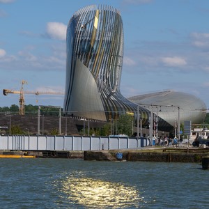 Musée du vin à Bordeaux et reflet dans l'eau - France  - collection de photos clin d'oeil, catégorie rues